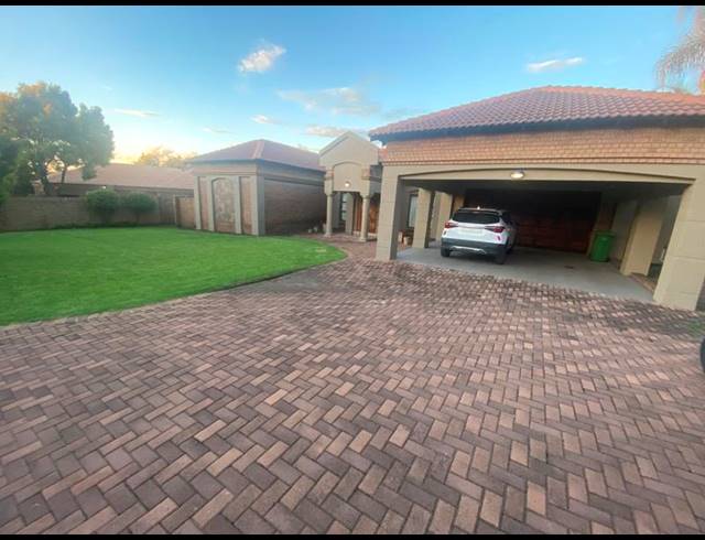2 BEDROOM HOUSE FOR SALE IN CLUBVILLE